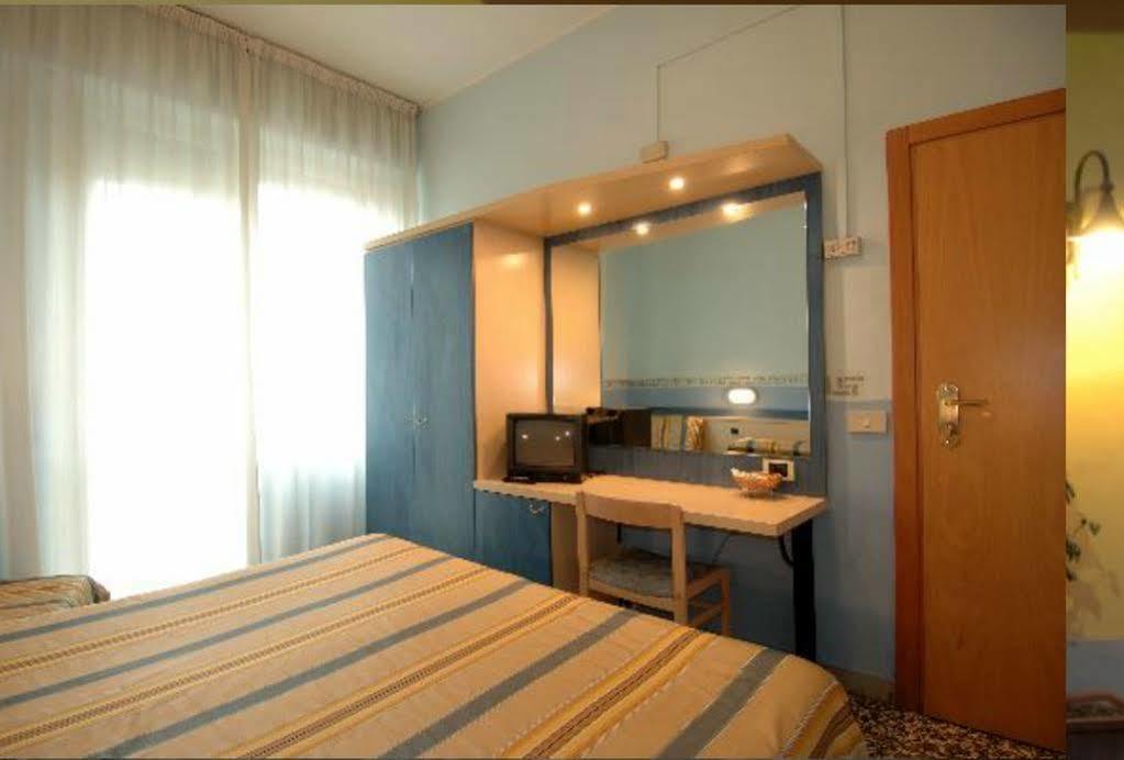פיזה Hotel Moderno מראה חיצוני תמונה