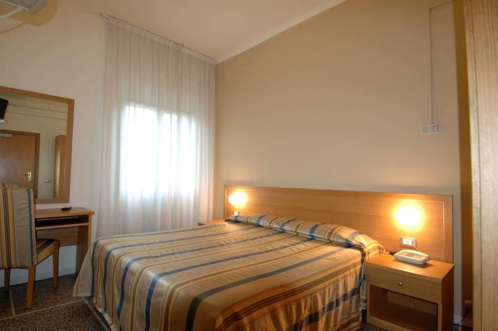 פיזה Hotel Moderno מראה חיצוני תמונה